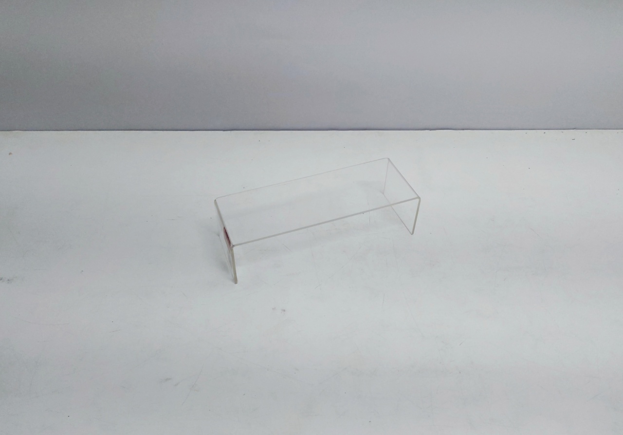 Suporte Acrílico Retangular 6Cm Alt X 8M Larg X 23Cm Comp - BB Festas Aluguel 