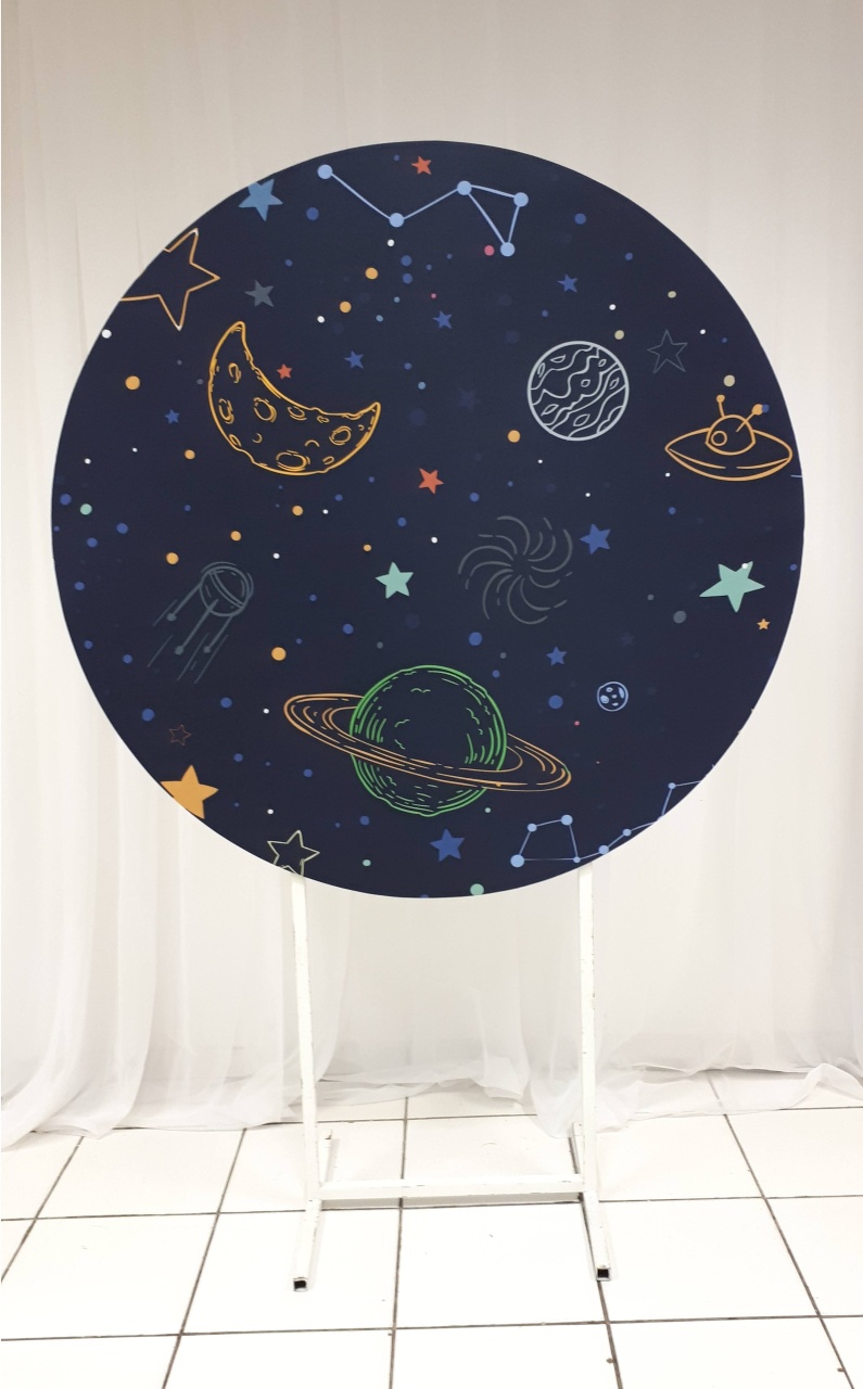 Painel Sublimado Redondo Universo Fundo Preto (Astronauta) 1,30Cm  - BB Festas Aluguel 