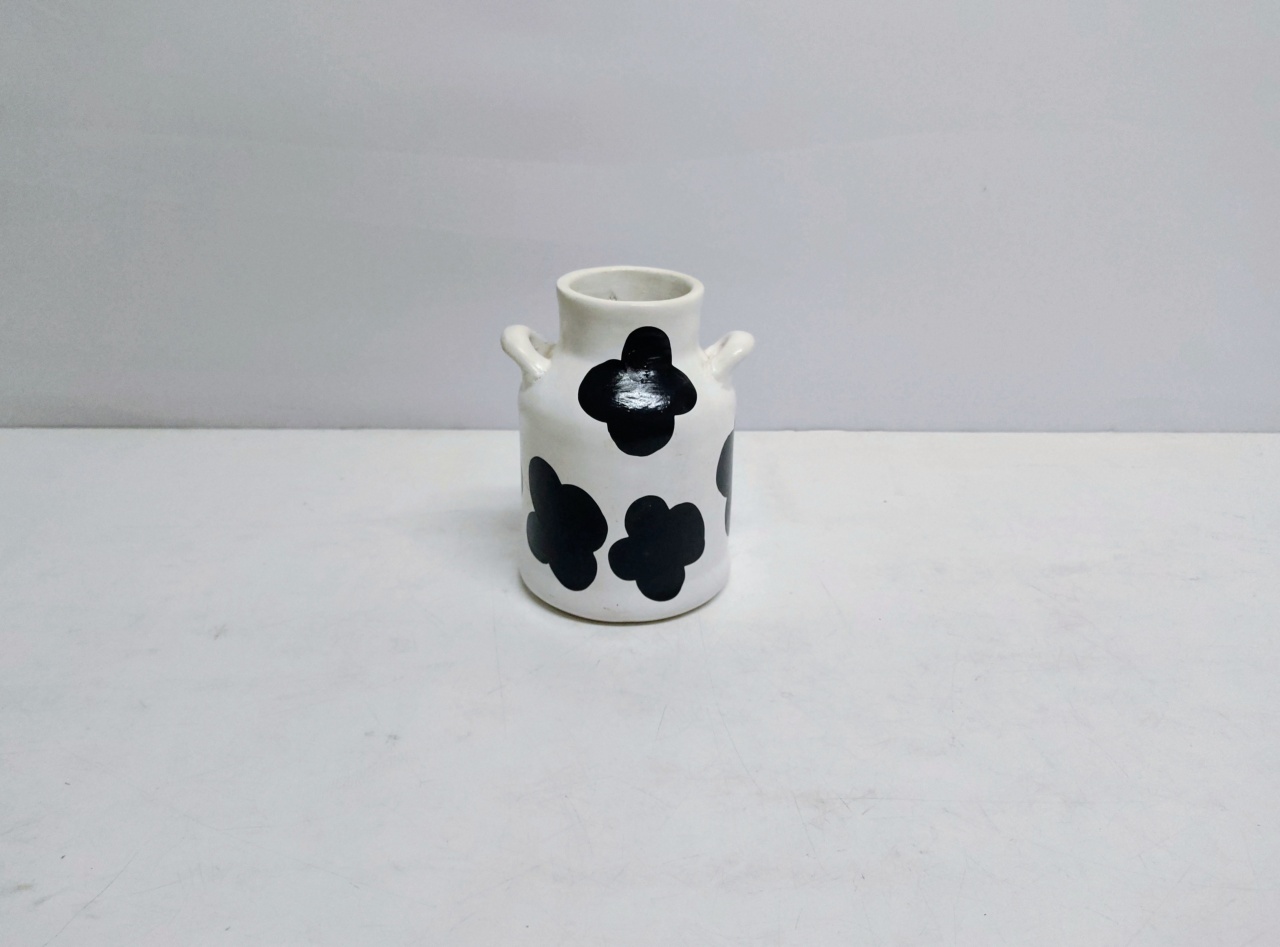 Vaso Leiteira Branco/Preto 16Cm Alt X 11Cm Diametro  - BB Festas Aluguel 