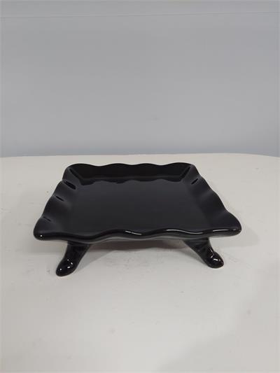 Bandeja Quadrada Babado Com Pé Preto 6Cm Alt X 20Cm Diametro - BB Festas Aluguel 