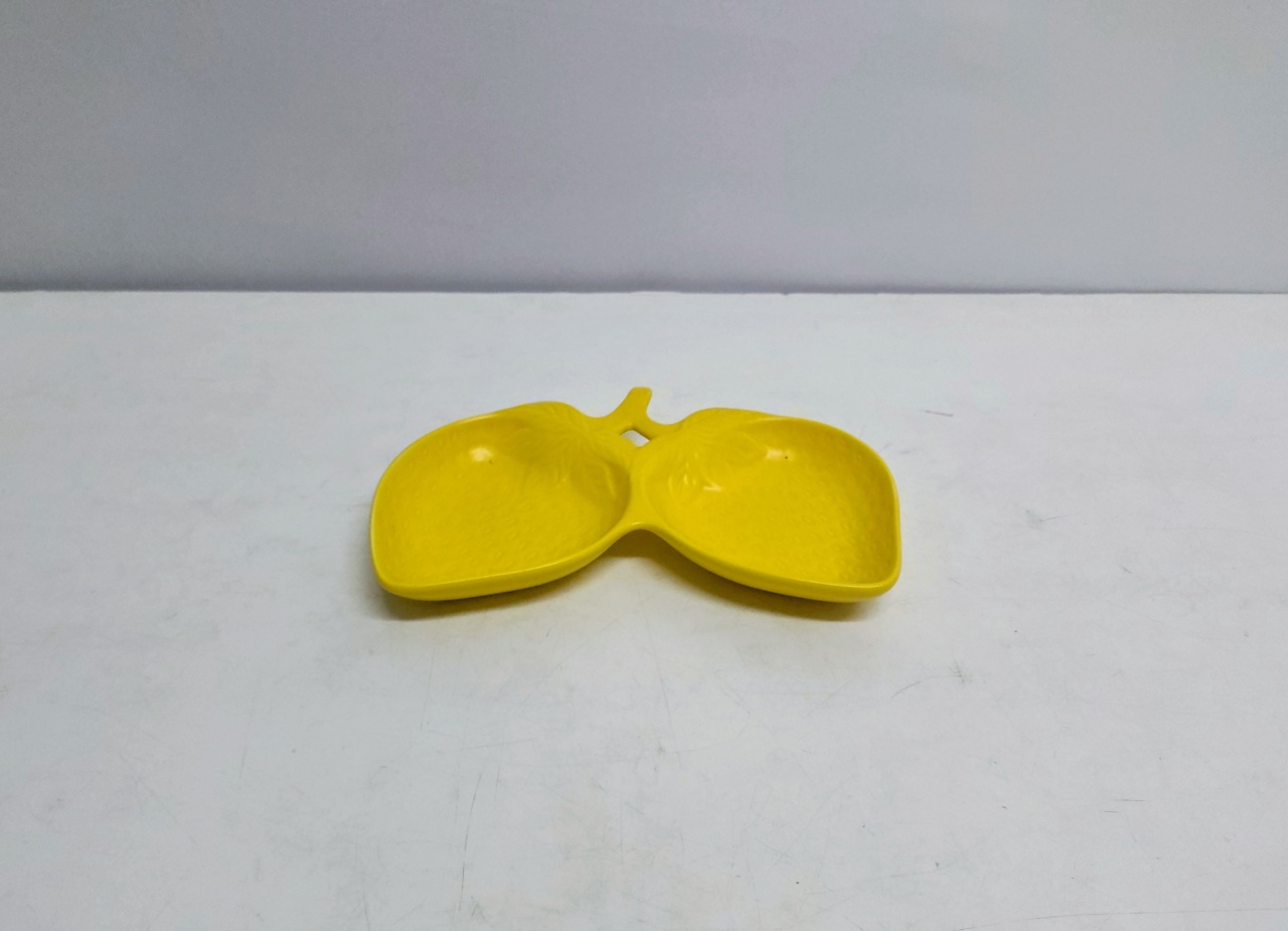 Bandeja Com Divisória Formato Morango Amarelo 3Cm Alt X 25Cm Larg X 14Cm Comp - BB Festas Aluguel 