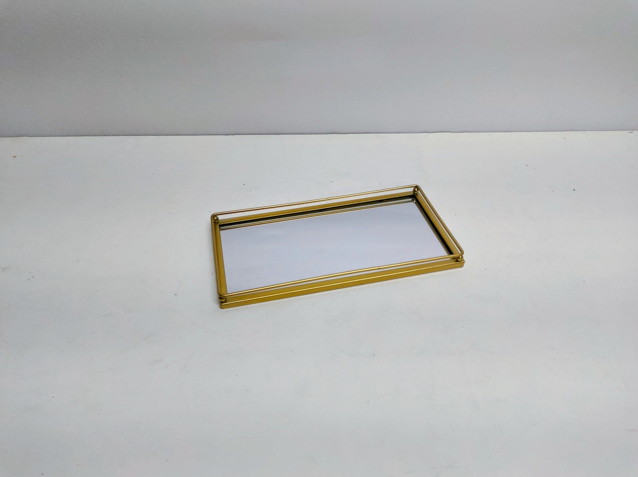 Bandeja Retangular Borda Metal Dourada 2Cm Alt X 14Cm Larg X 27Cm Comp - BB Festas Aluguel 