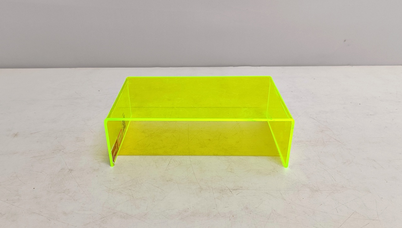 Suporte Acrílico Verde Neon 6Cm Alt X 20Cm Larg X 13Cm Comp  - BB Festas Aluguel 