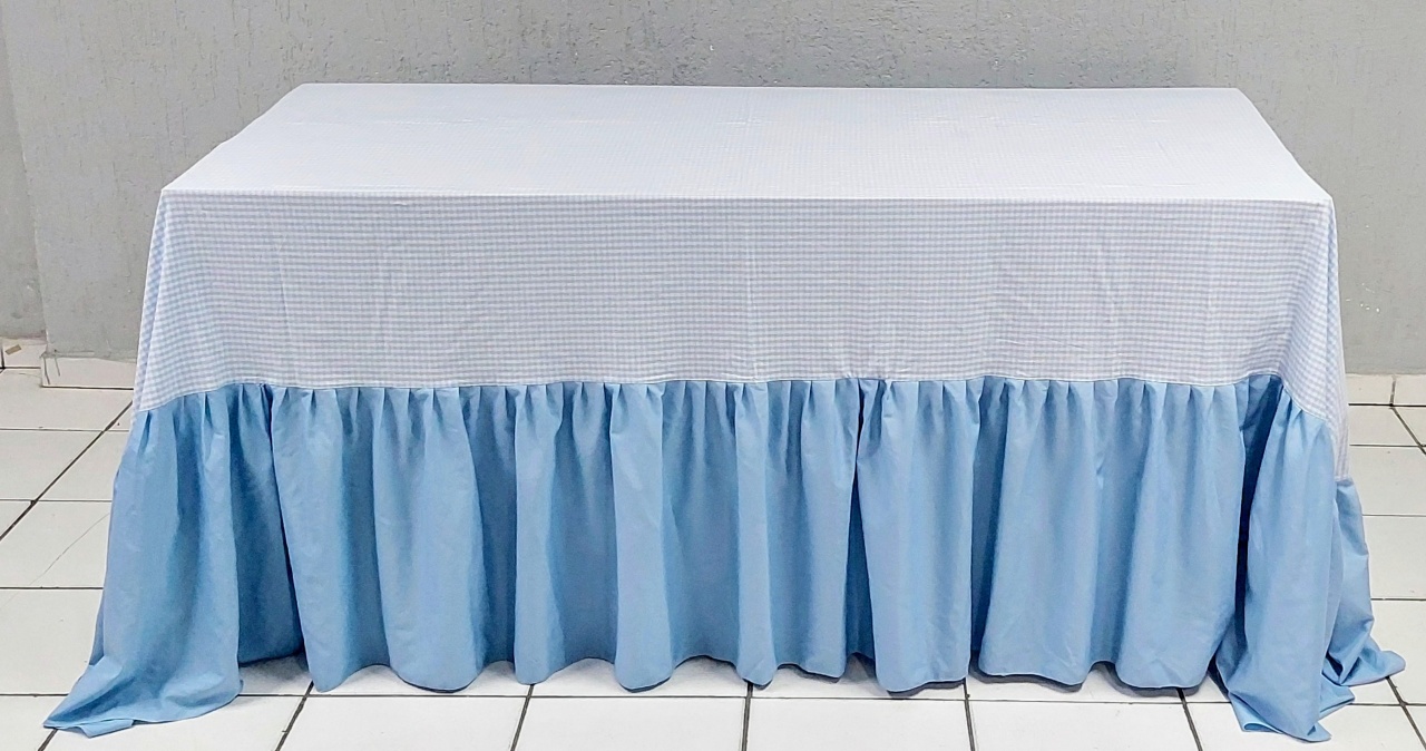  Toalha Decorativa Quadriculada Babado Azul Bebê - BB Festas Aluguel 