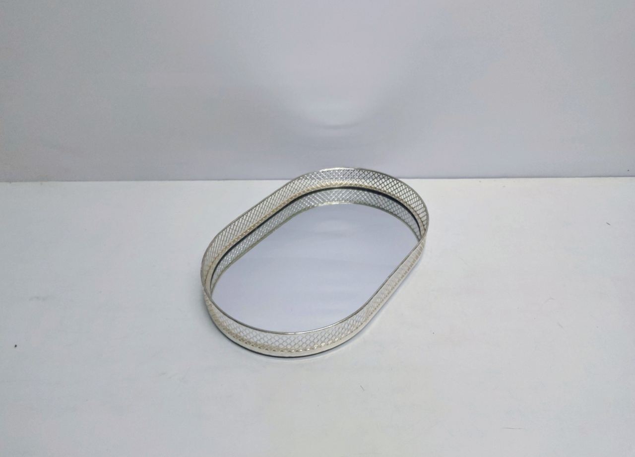 Bandeja Oval Espelhada Metal Borda Prata 5Cm Alt X 26Cm Larg X 39Cm Comp - BB Festas Aluguel 