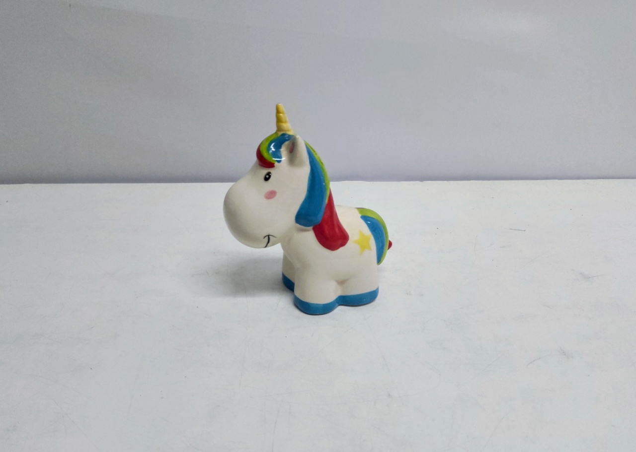 Mini Unicornio Branco Com Detalhe Colorido  - BB Festas Aluguel 