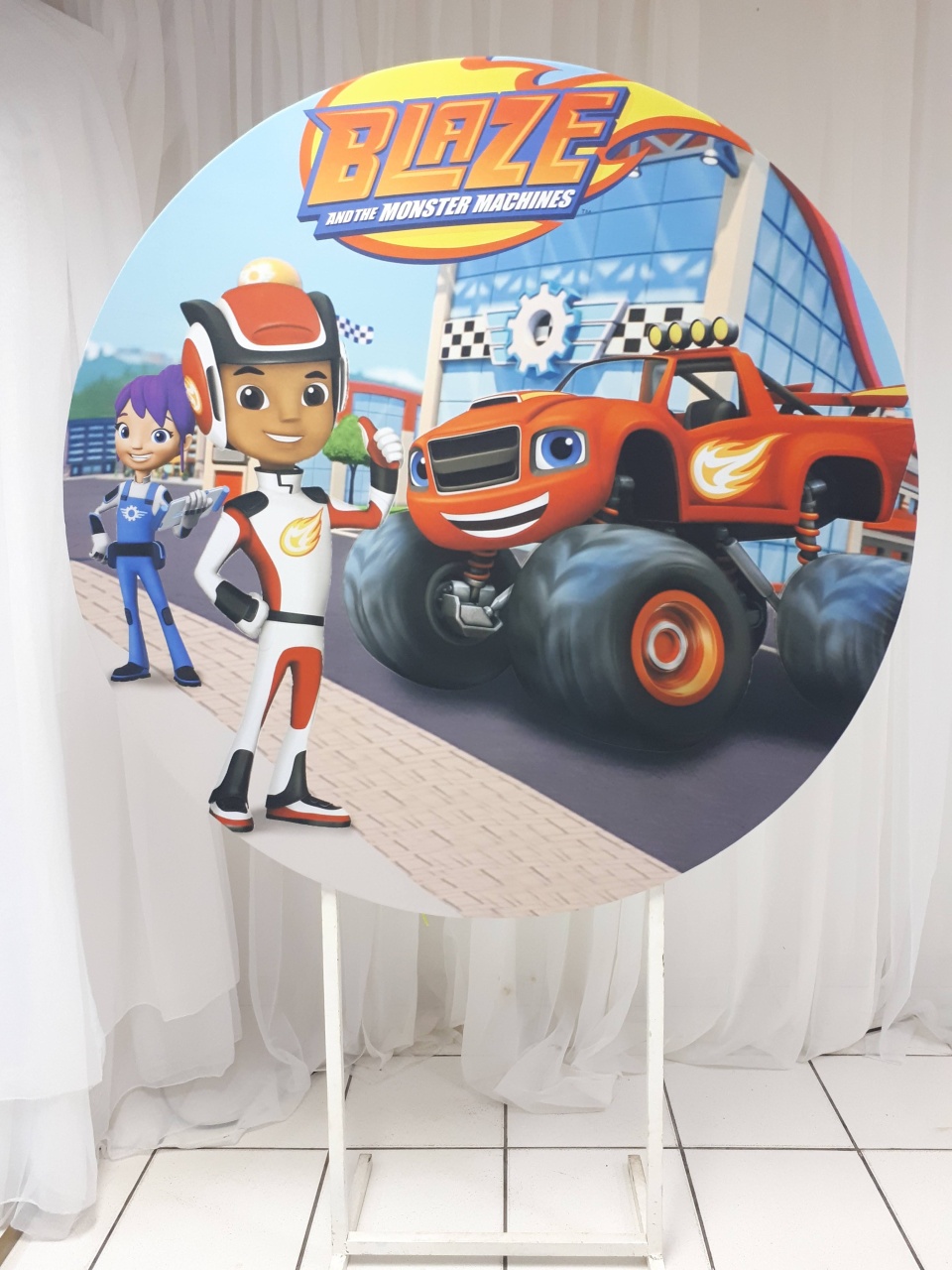 Painel Sublimado Redondo Blaze E Os Monster Machines 1,30Cm - BB Festas Aluguel 
