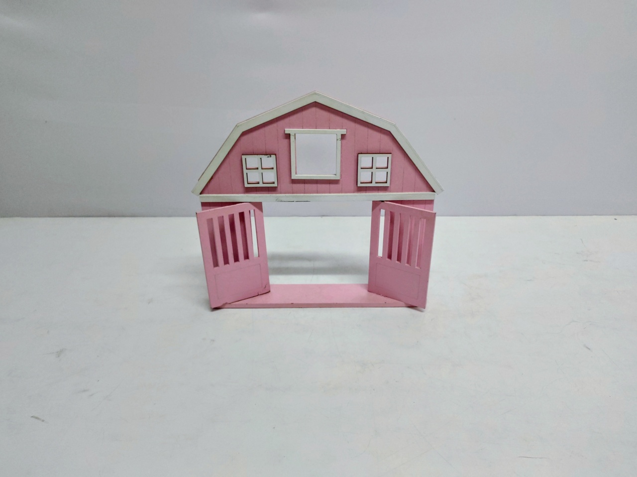Totem Celeiro Rosa 26Cm Alt X 27Cm Larg  - BB Festas Aluguel 