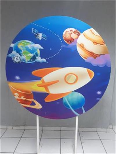 Painel Sublimado Redondo Foguete No Espaço (Astronauta) 1,30Cm - BB Festas Aluguel 