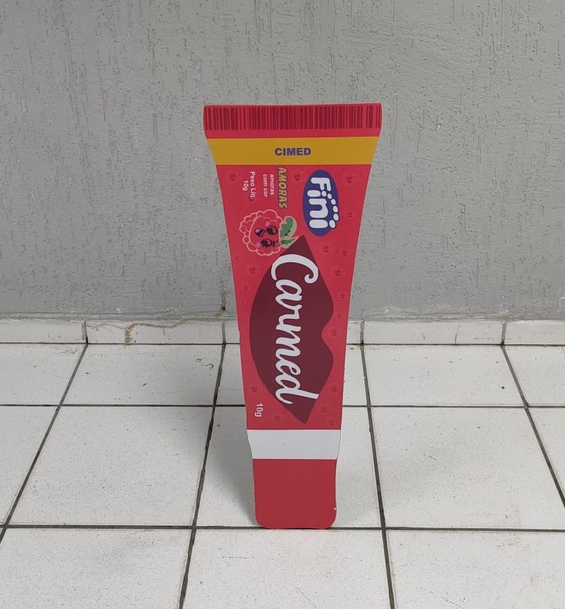 Totem de Chão Carmed Fini 80Cm X 25Cm  - BB Festas Aluguel 