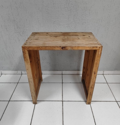 Mesa Vazada G Rústico  80Cm Alt X 75Cm X 45Cm  - BB Festas Aluguel 
