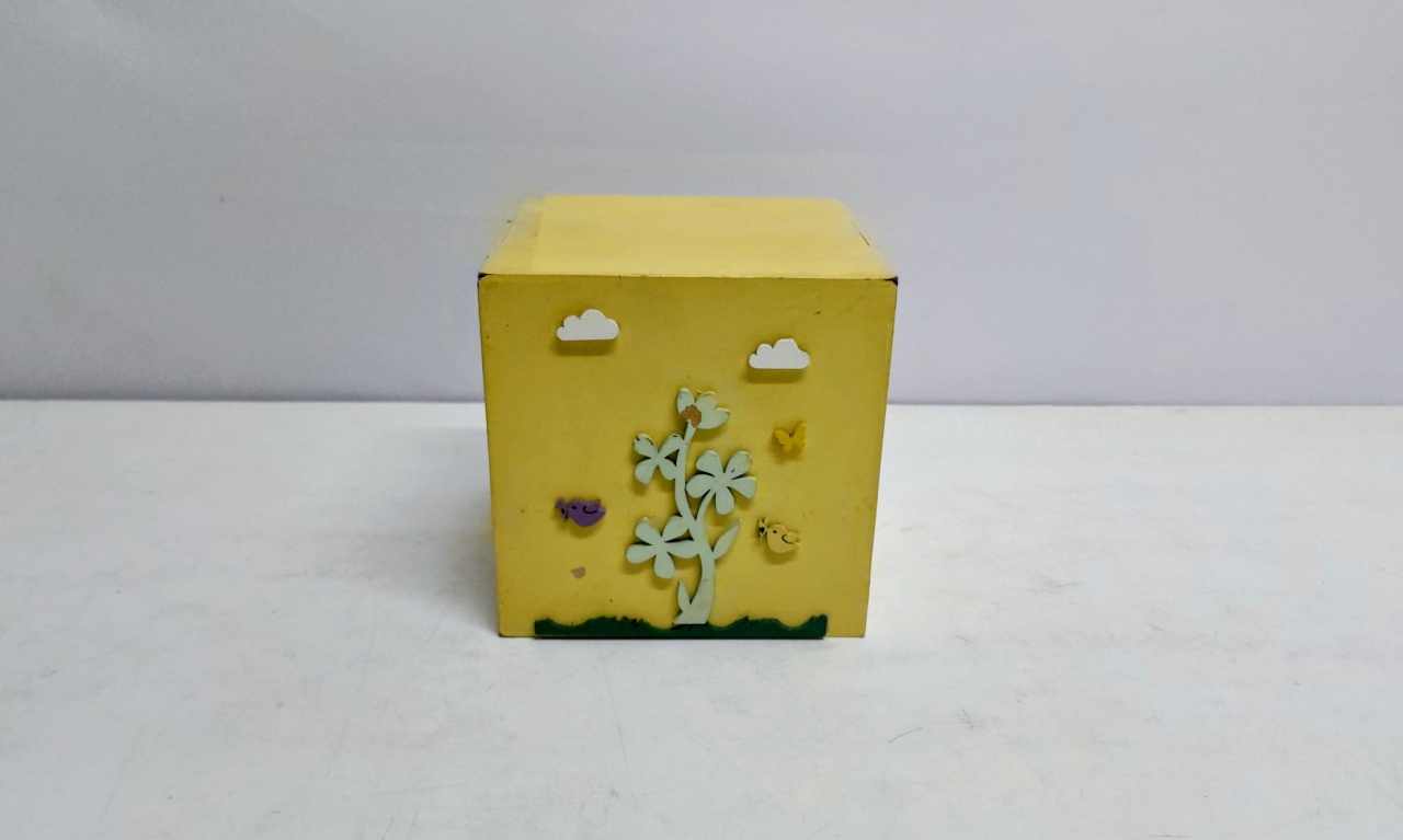 Caixa Decorativa Amarela Com Natureza 15Cm Alt X 15Cm Diametro  - BB Festas Aluguel 