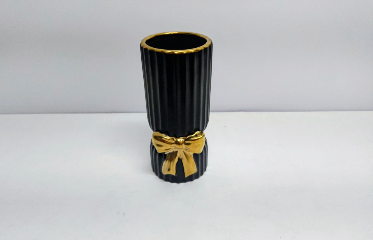 Vaso Porcelana Preto Com Laço Dourada 24Cm Alt X 11Cm Diametro  - BB Festas Aluguel 