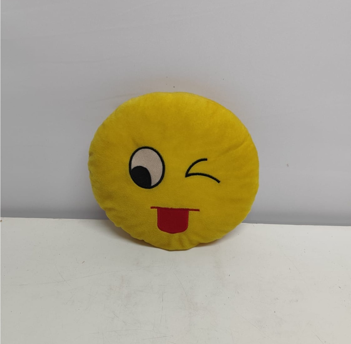 Feltro Emoji Piscando E Mostrando A Língua - BB Festas Aluguel 