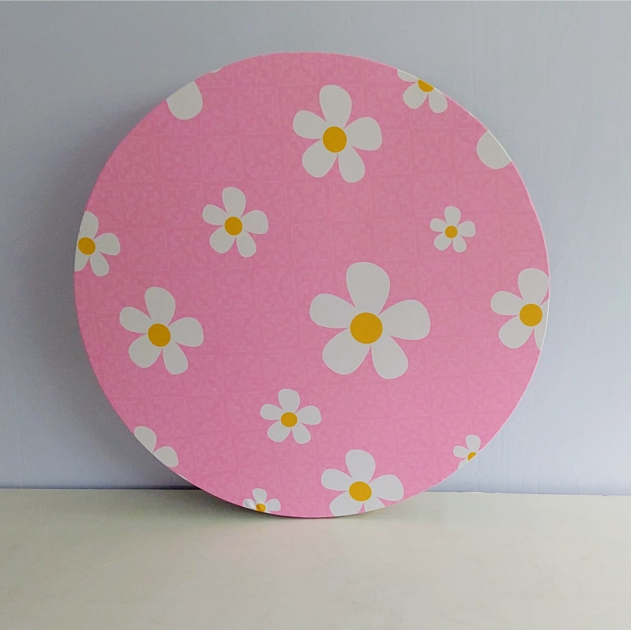 Painel Sublimado Redondo Margaridas Fundo Rosa 60Cm  - BB Festas Aluguel 