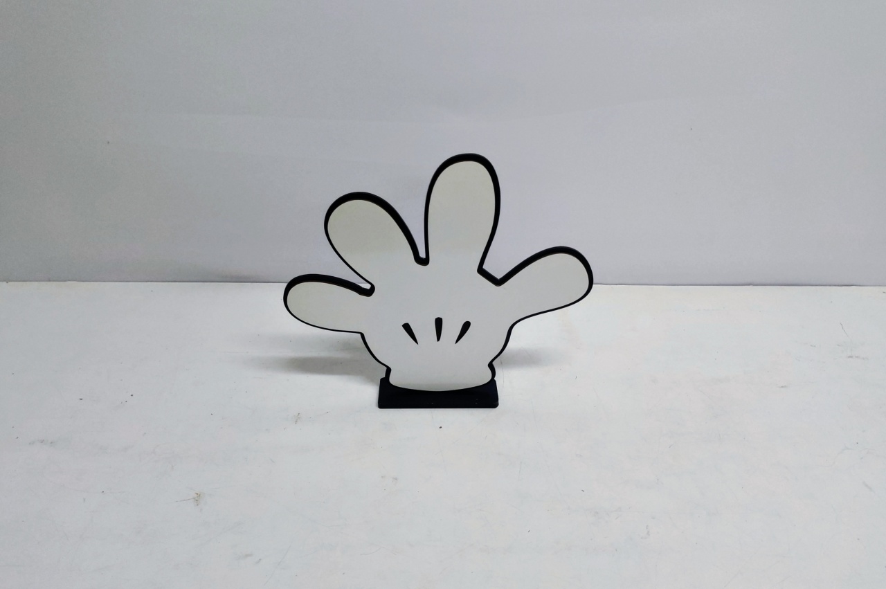 Totem Luva Do Mickey Branca/Preta 26Cm Alt X 28Cm Larg  - BB Festas Aluguel 