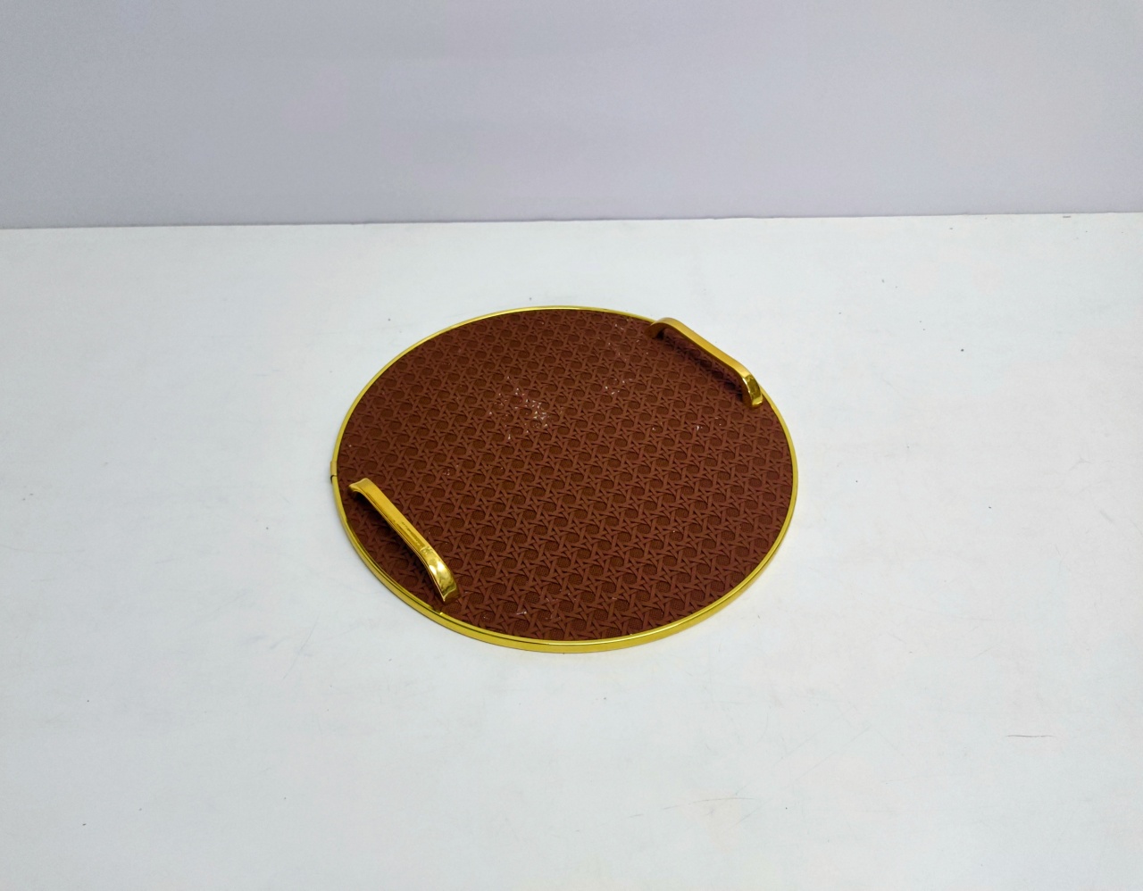 Bandeja Redonda Estampa Marrom Borda Dourada Com Alça 30Cm Diametro  - BB Festas Aluguel 