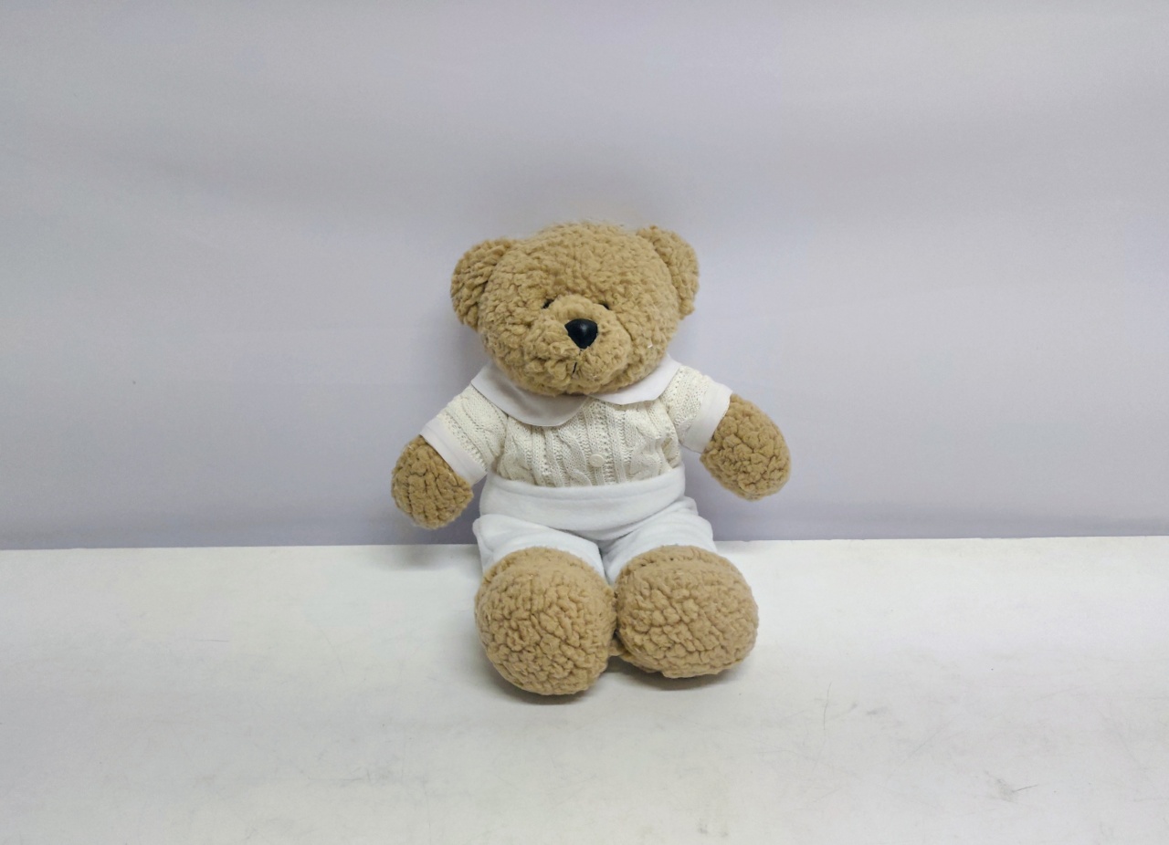 Urso de Pelúcia Marrom Claro  Com Roupa Branca  - BB Festas Aluguel 