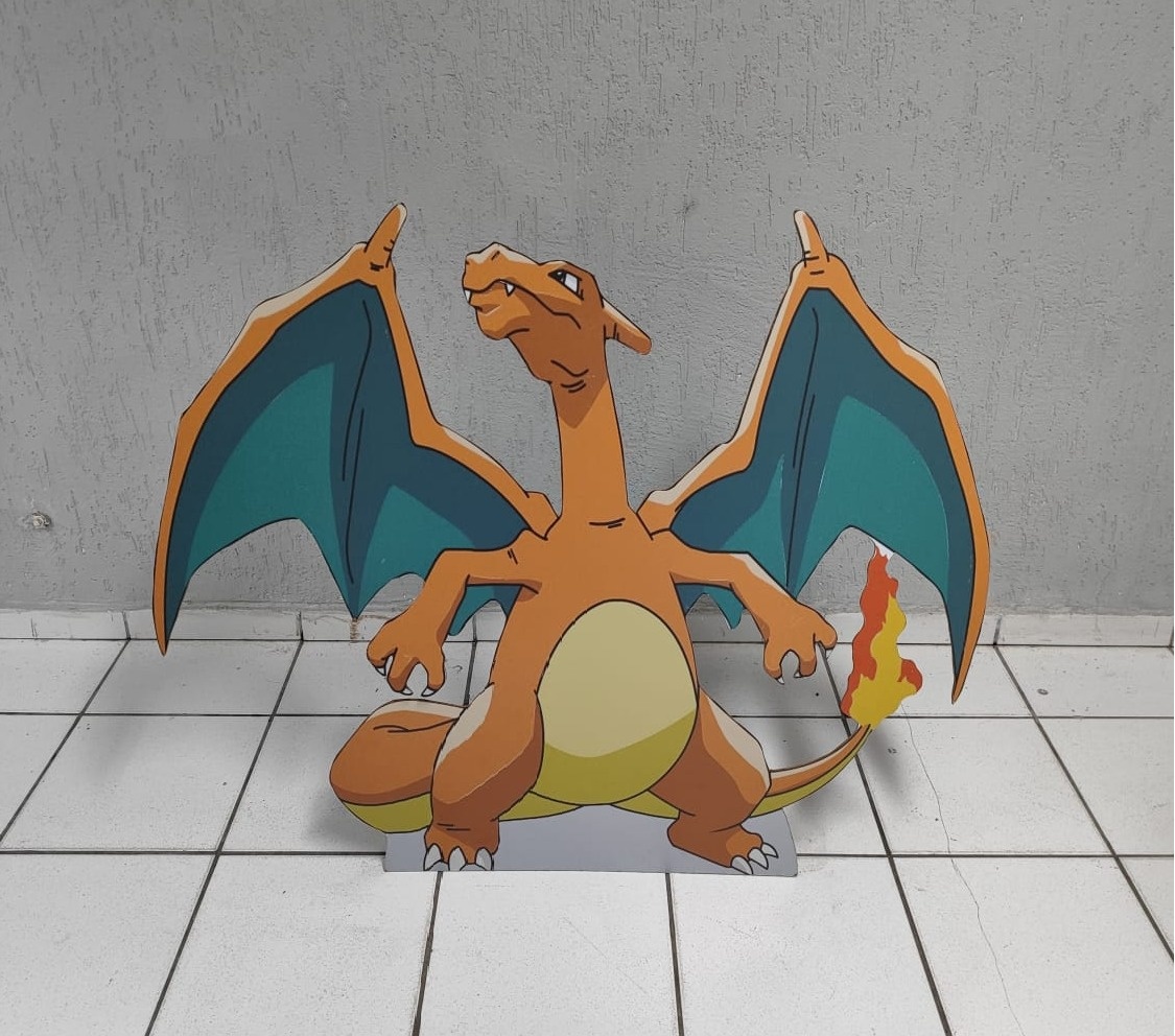 Totem de Chão Personagem Charizard (Pokemon) 1M X 1,15M  - BB Festas Aluguel 