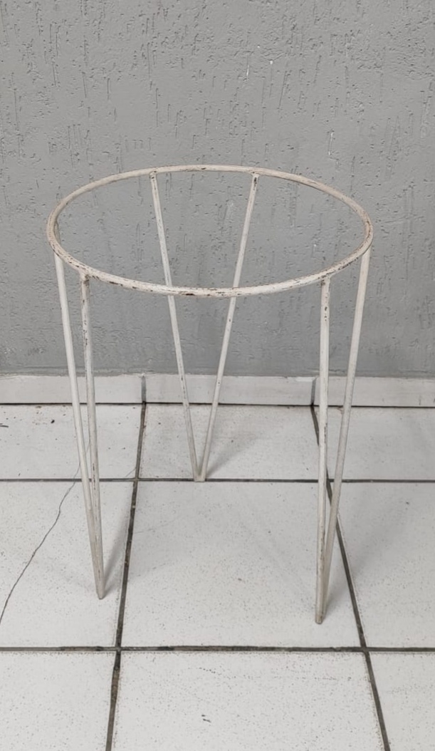 Mesa Ferro Tripé Branca + Tampo 50Cm Alt X 40Cm Diametro - BBFestasAluguel 