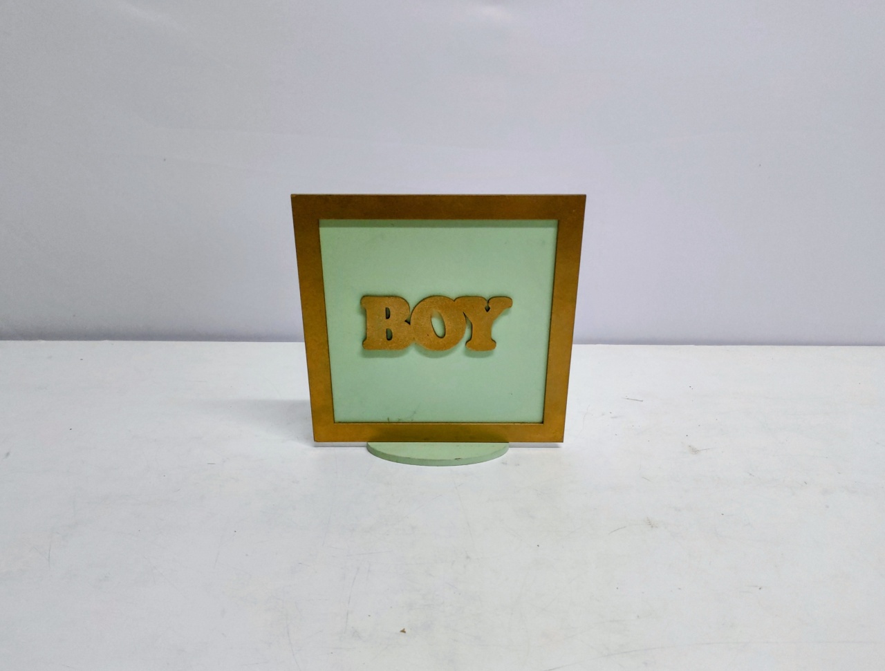 Totem Nome Boy Verde Detalhe Dourada (Chá Baby) 22Cm Alt X 22Cm Larg  - BB Festas Aluguel 