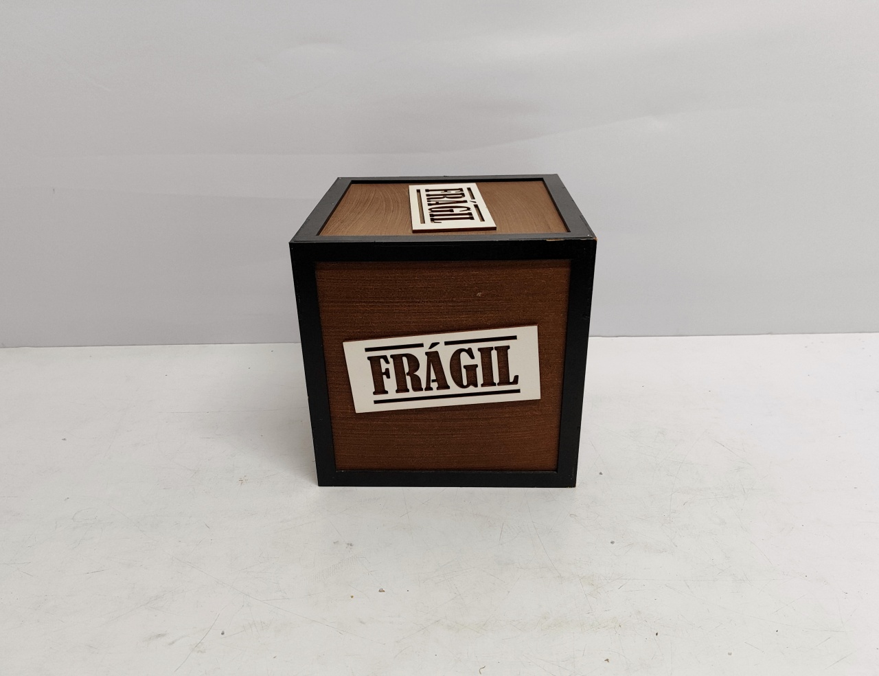 Caixa de Madeira Mdf Com Nome Frágil 21Cm Alt X 21Cm Diametro  - BB Festas Aluguel 