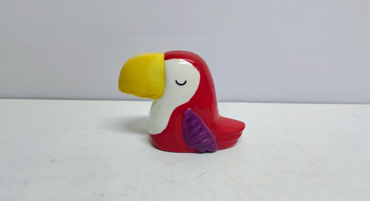 Tucano/M Decorativo Vermelho 16Cm Alt X 11Cm Larg X 22Cm Comp  - BB Festas Aluguel 