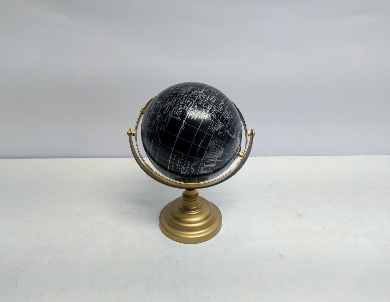 Globo Terrestre Preto/Dourada 17Cm Alt X 22Cm Diametro  - BB Festas Aluguel 
