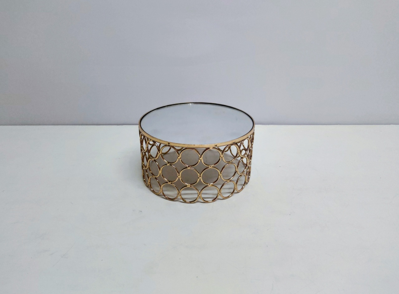 Bandeja Redonda Metal Espelhada Com Base Vazada Circular 11Cm Alt X 20Cm Diametro  - BB Festas Aluguel 