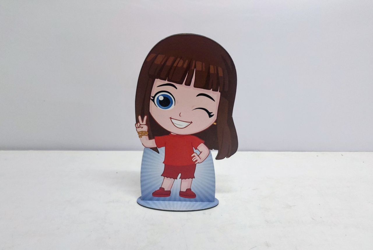 Totem Personagem Aventureira Vermelha (Lucas Neto) 31Cm Alt X 15Cm Larg  - BB Festas Aluguel 