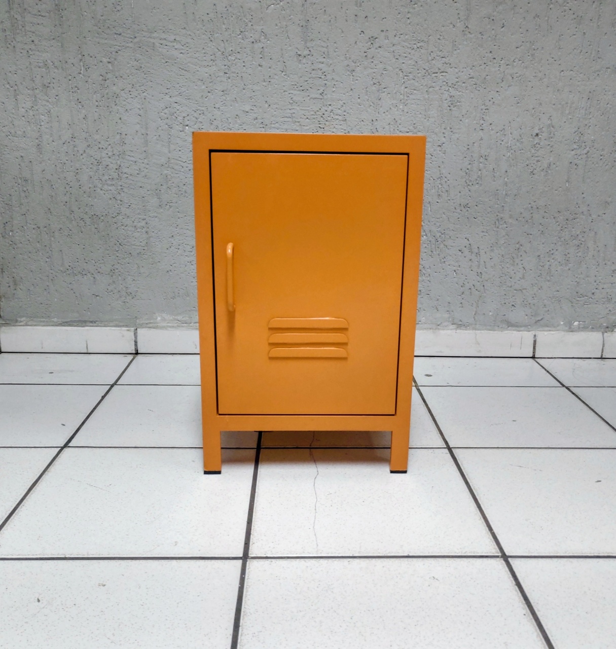 Nicho Metal Laranja Com Porta 55Cm Alt X 35Cm Larg X 37Cm  - BB Festas Aluguel 
