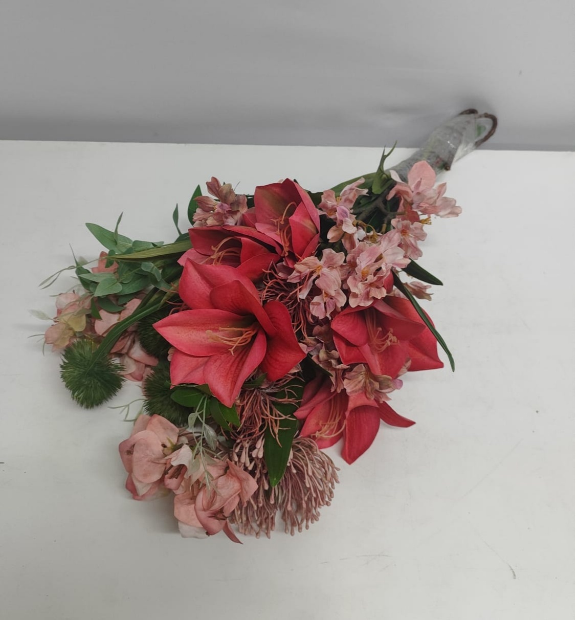 Arranjo Amarílias Vermelhas Com Flores Rosas - BBFestasAluguel 