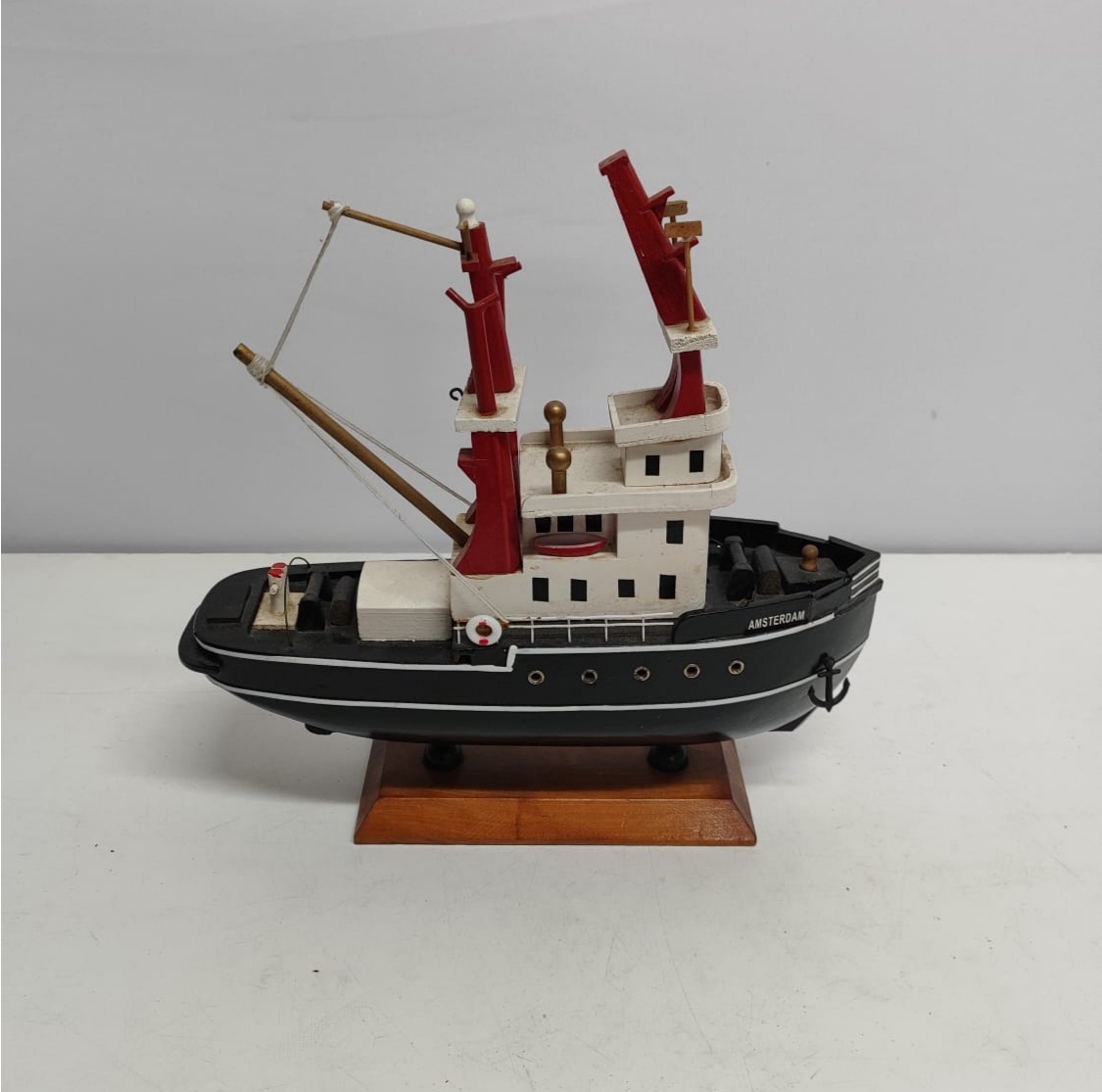 Barco Rebocador Amsterdam Preto 30Cm Alt X 10Cm Larg X 30Cm Comp - BBFestasAluguel 