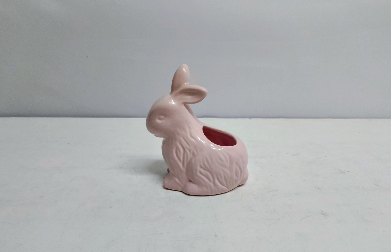 Coelho Louça Rosa Claro 16Cm Alt X 8Cm Larg X 14Cm Comp - BB Festas Aluguel 