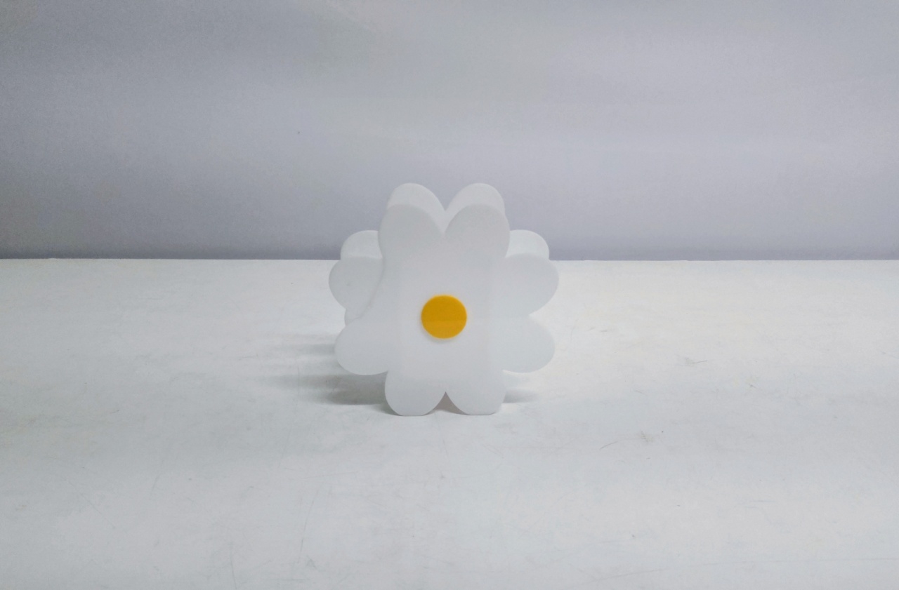 Flor Branca Acrílico 15Cm Alt X 15Cm Larg X 5Cm Comp  - BB Festas Aluguel 