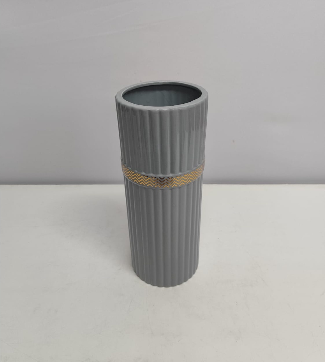 Vaso Azul Griz Canelado Com Dourada 30Cm Alt X 10Cm Diametro - BB Festas Aluguel 