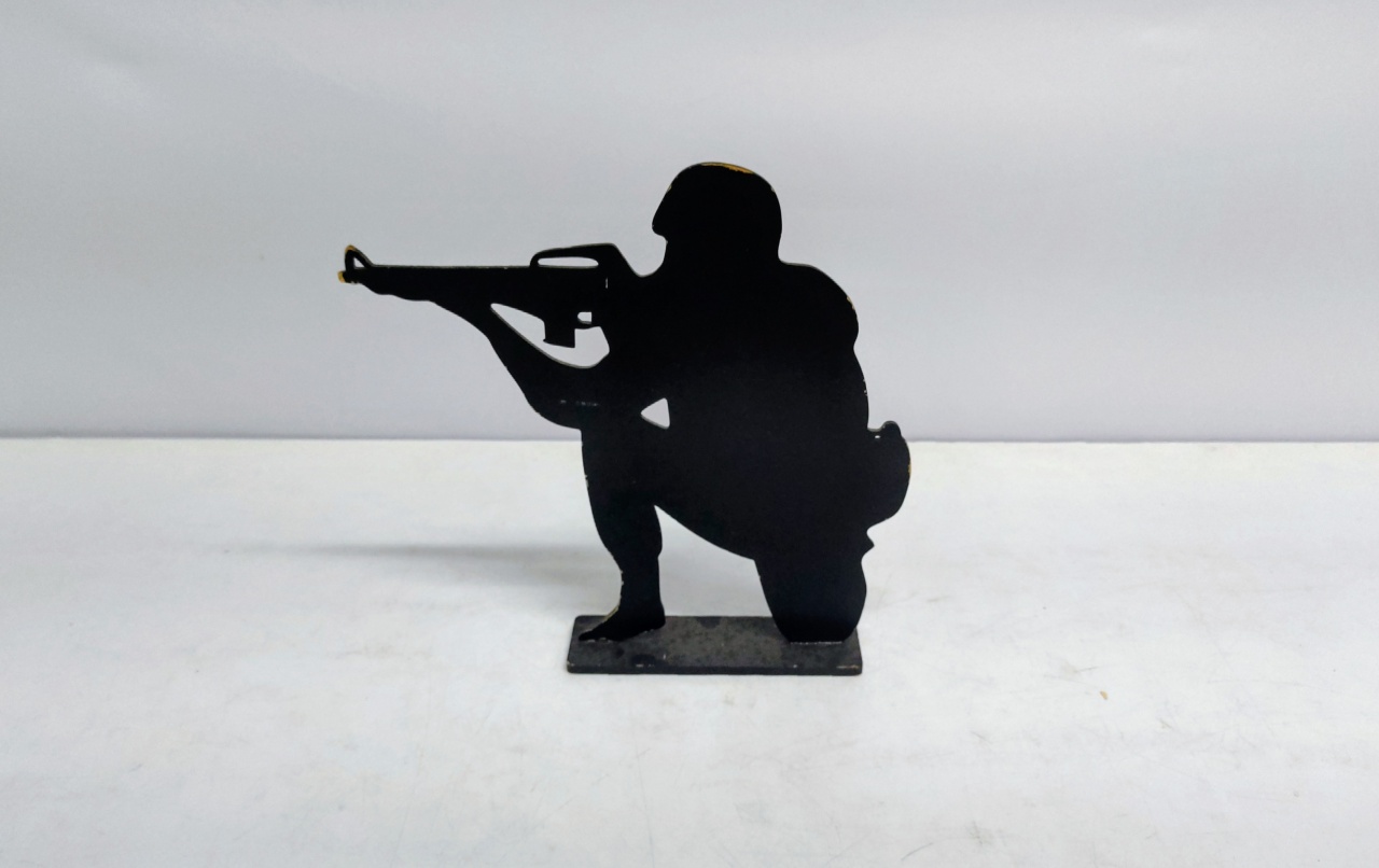 Totem Soldado Ajoelhado 23Cm Alt X 24Cm Larg  - BBFestasAluguel 