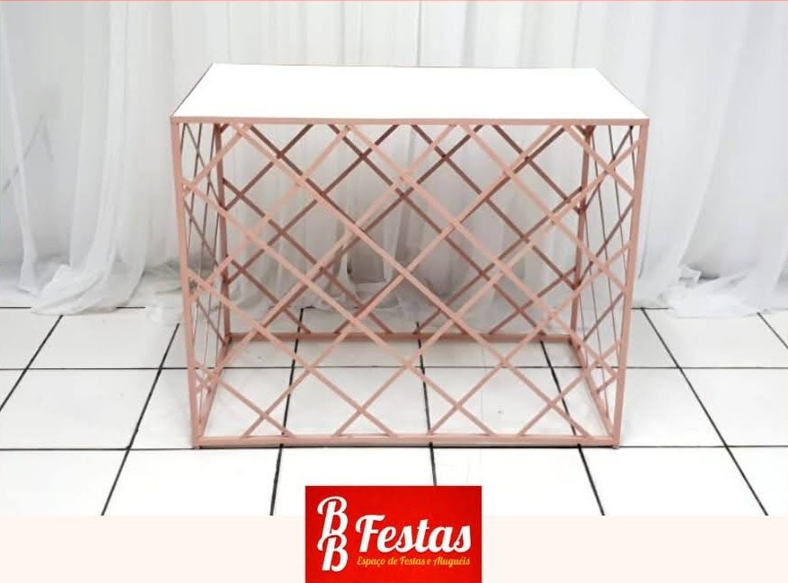 Mesa Retangular Rosa Treliçada 80Cm Alt X 1M Larg X 50Cm Comp - BB Festas Aluguel 