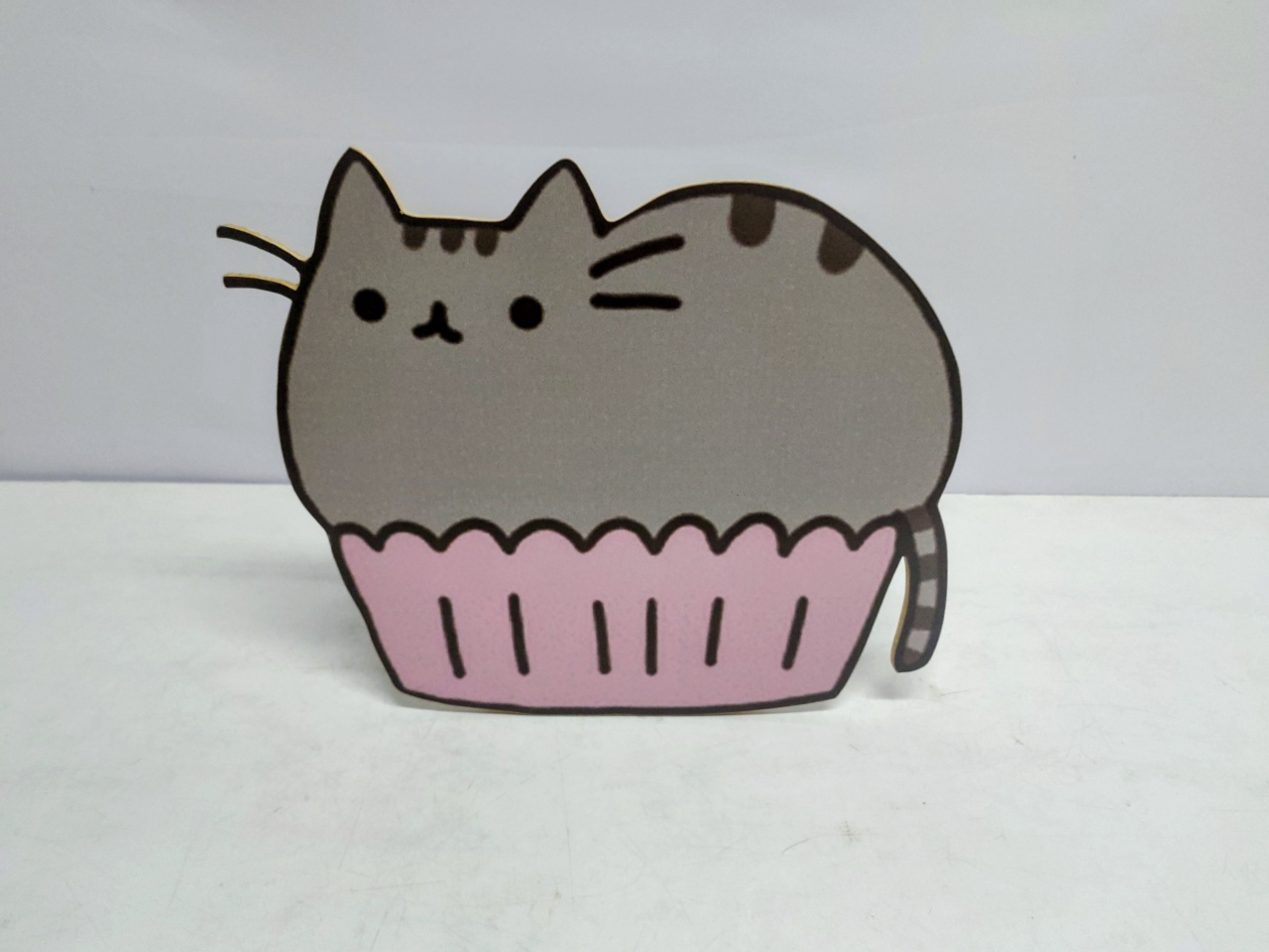 Totem Gato Como Cupcake 27Cm Alt X 36Cm Larg  - BB Festas Aluguel 