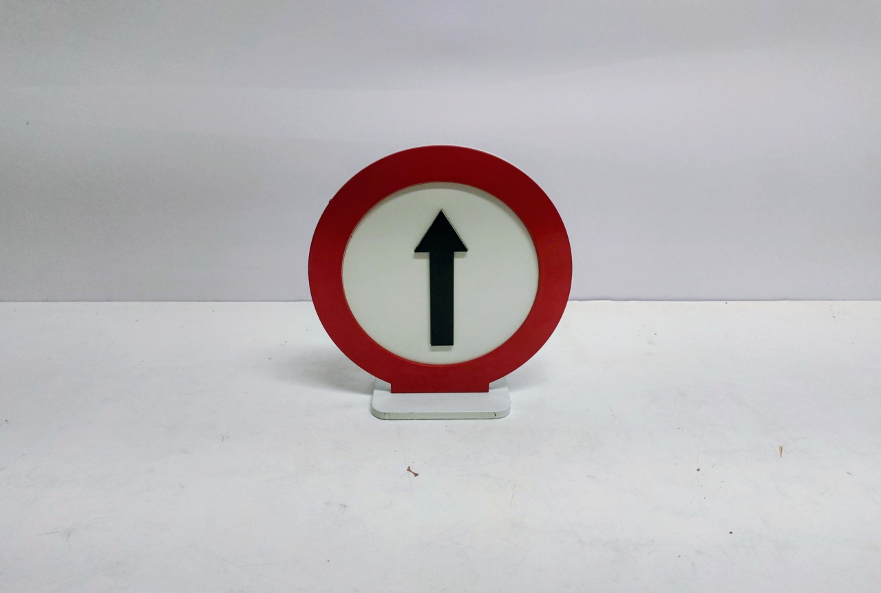 Totem Placa Siga Em Frente (Trânsito) 21Cm Alt X 20Cm Larg  - BB Festas Aluguel 