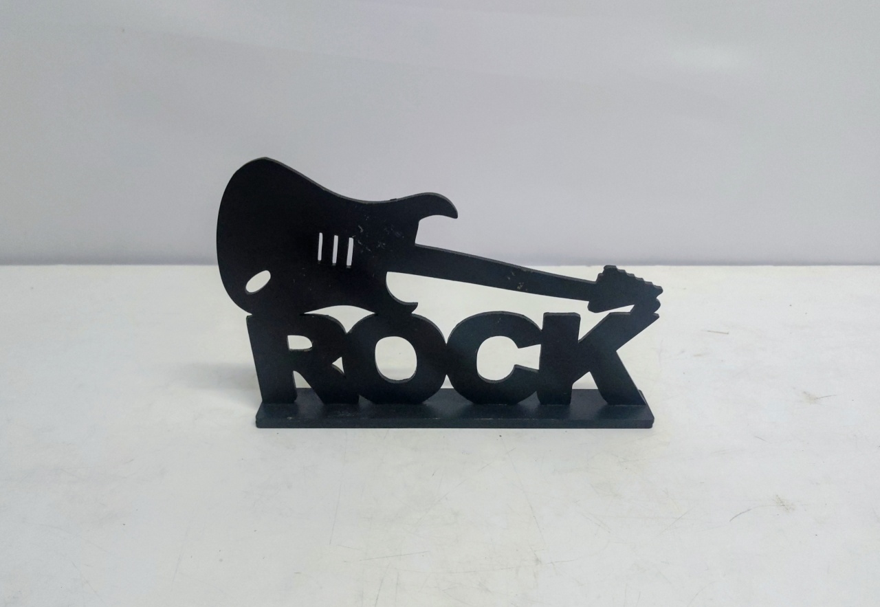 Totem Rock Com Guitarra (Música) 16Cm Alt X 24Cm Larg  - BB Festas Aluguel 
