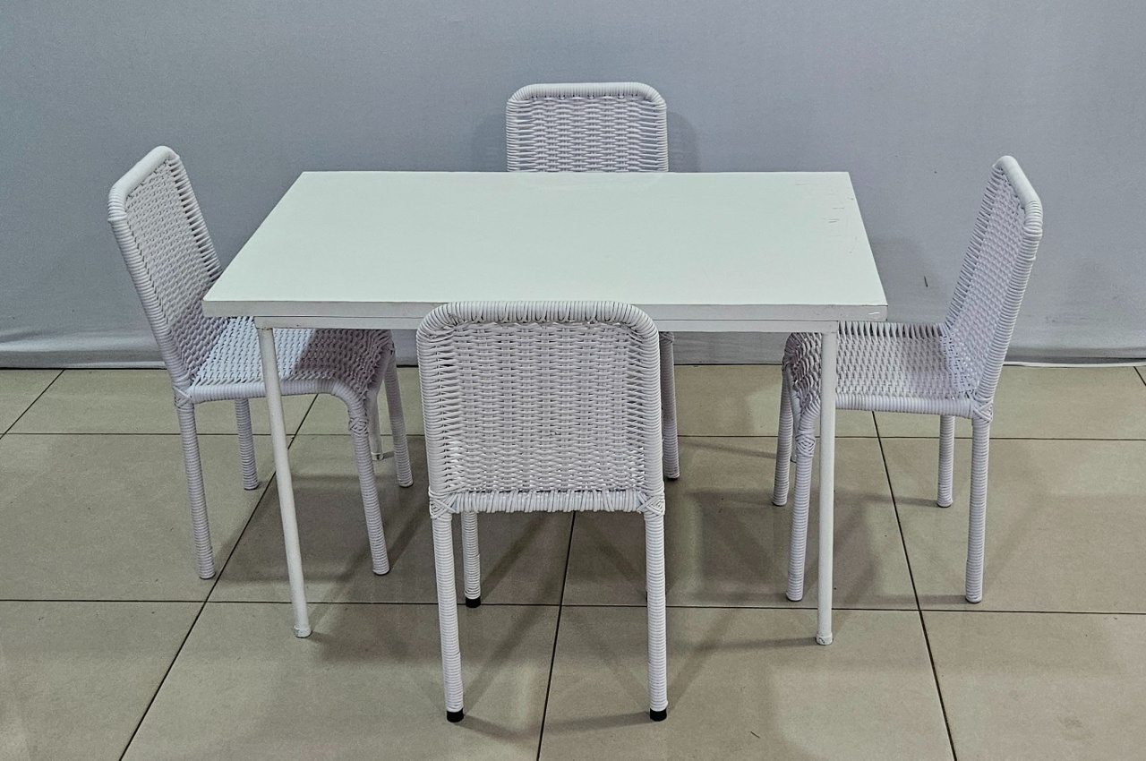 Kit Mesa Infatil Retangular  + 4 Cadeiras de Pvc Branco - BB Festas Aluguel 