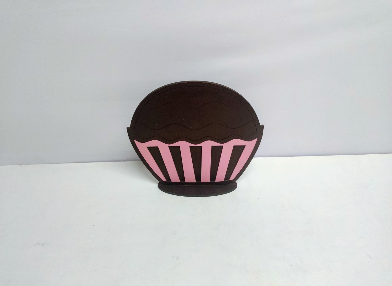 Totem Cupcake Marrom 31Cm Alt X 33Cm Larg  - BB Festas Aluguel 