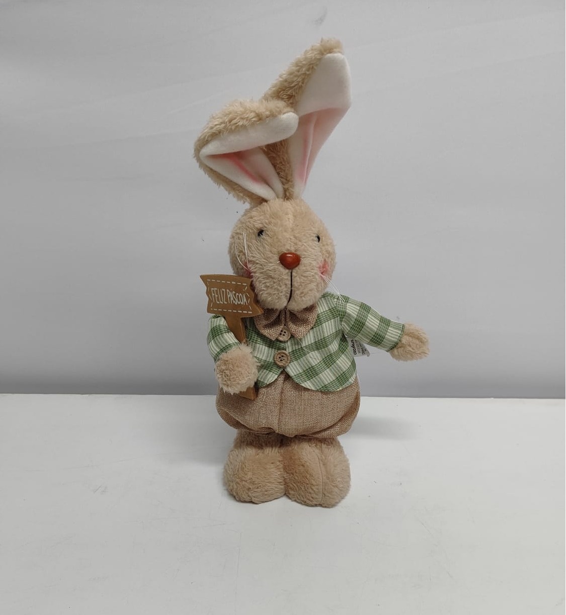 Coelho de Pelúcia Páscoa Roupa Verde - BB Festas Aluguel 