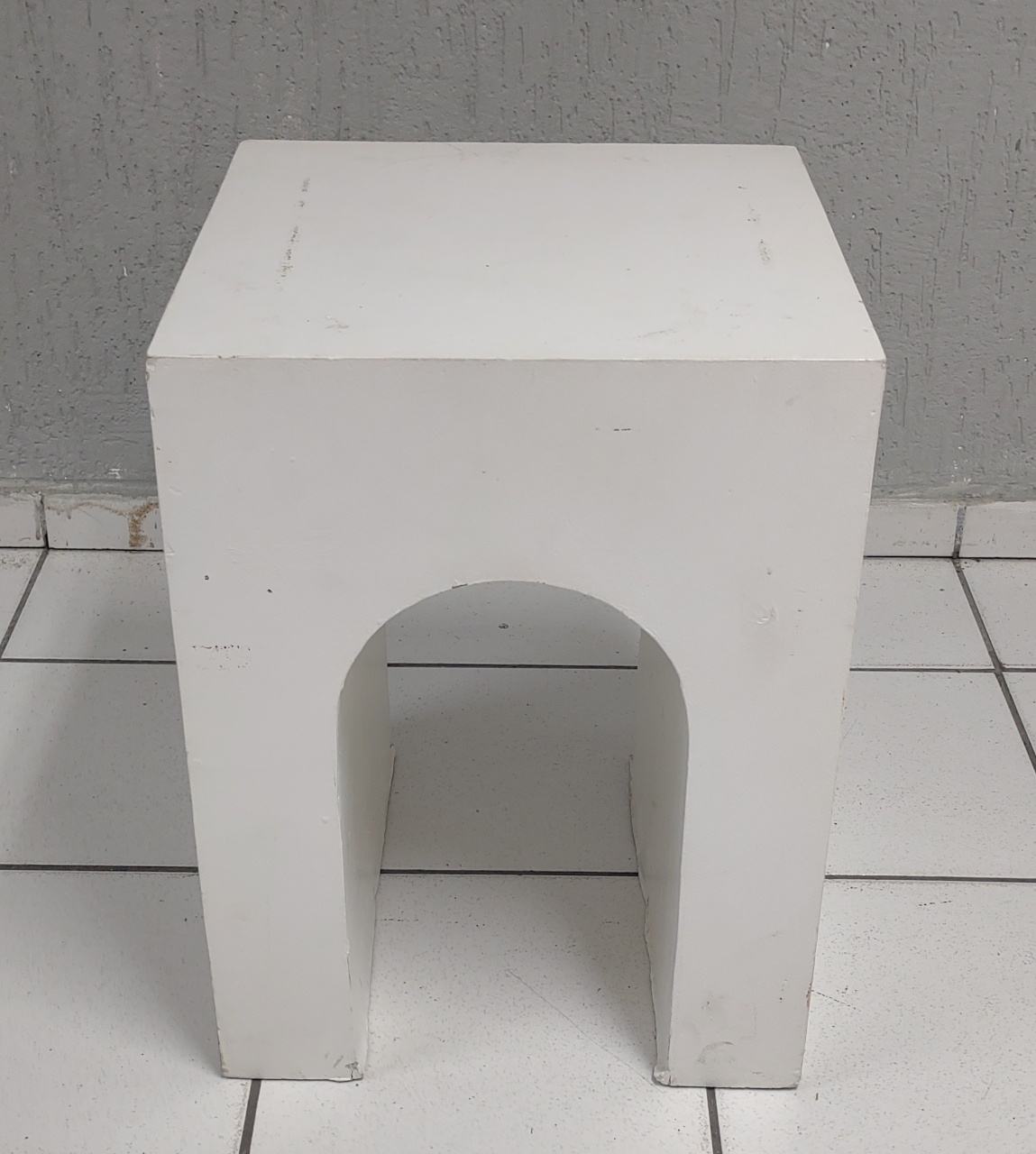 Cubo Arco Vazado M Branco 60Cm Alt X 45Cm X 45Cm  - BB Festas Aluguel 
