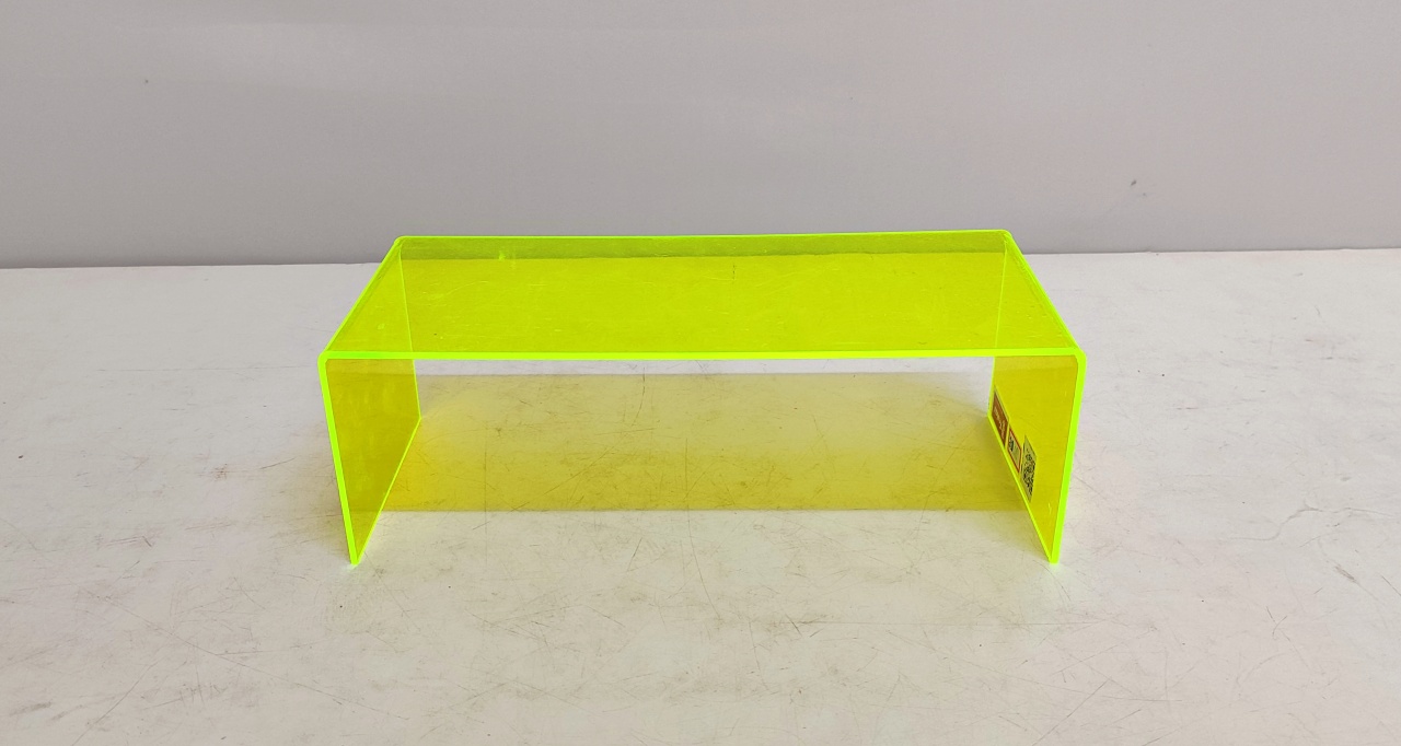 Suporte Acrílico Verde Neon 10Cm Alt X 30Cm Larg X 13Cm Comp  - BB Festas Aluguel 
