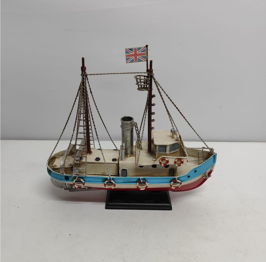 Barco Pesqueiro de Metal Branco/Azul/Vermelho 25Cm Alt X 10Cm Larg X 30Cm Comp - BBFestasAluguel 