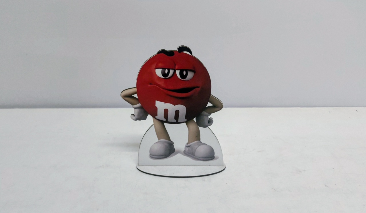 Totem M&M Vermelho 21Cm Alt X 15Cm Larg  - BB Festas Aluguel 