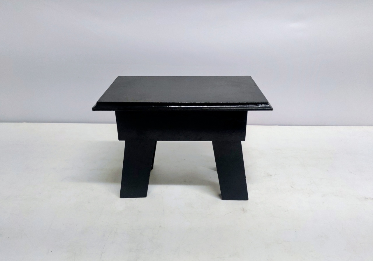 Banco Pequeno Mesa Retangular Preto 18Cm Alt X 25Cm Larg X 15Cm Comp - BB Festas Aluguel 