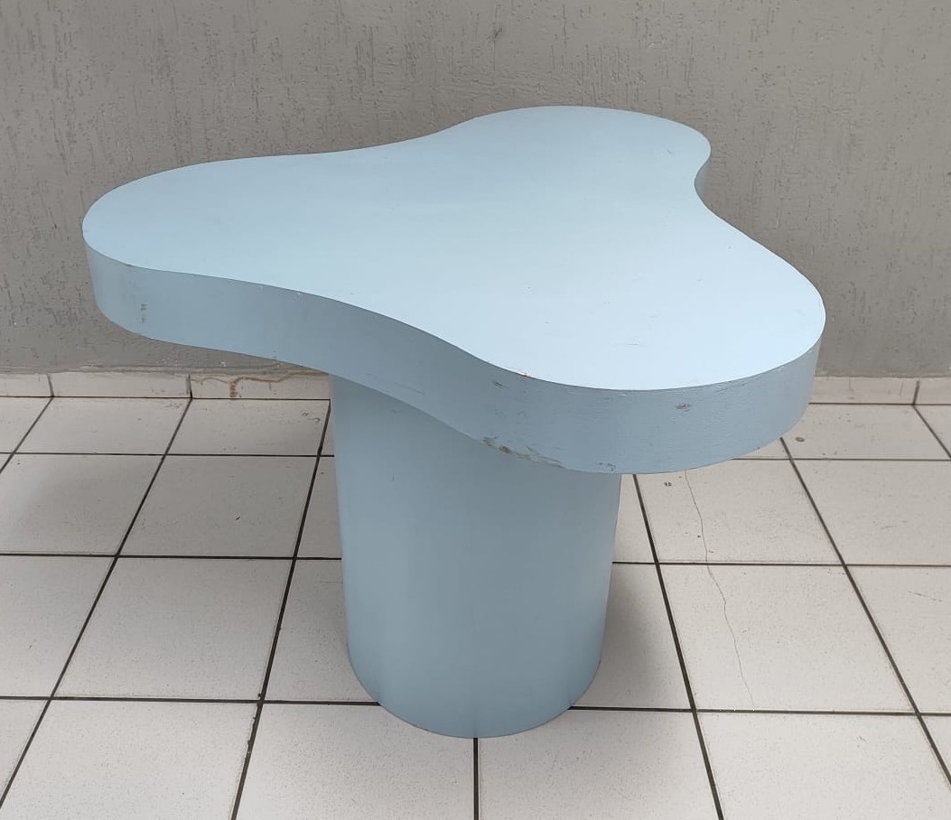 Mesa Orgãnica G Azul Claro 80Cm Alt X 40Cm Diametro  - BB Festas Aluguel 